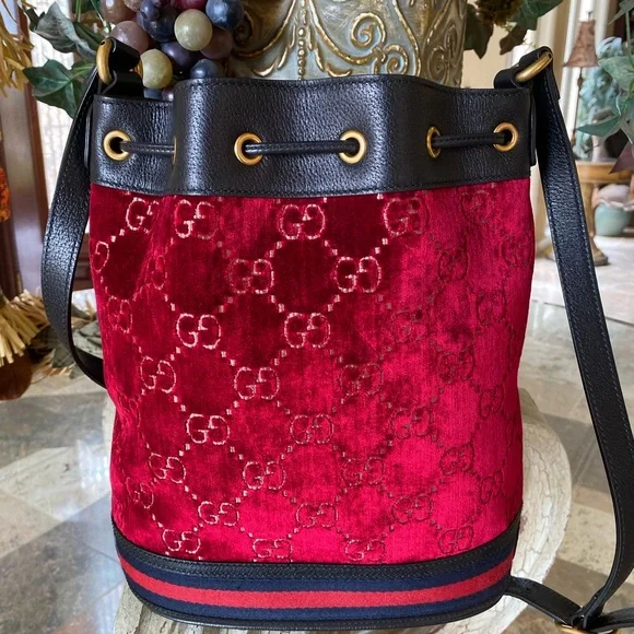 ❤️❤️”GUCCI RED VELVET BUCKET BAG”❤️❤️ - Picture 3 of 9